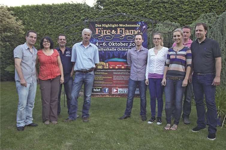 Stolz präsentieren die Veranstalter ihr Programm (hintere Reihe v.re.n.li.): Stefan Köhl, Sabine Hildebrandt, Dieter Hildebrandt, Jennifer Kalnicki, Stefan Müller, Christian Schmitt, Martina Köhl, Bianca Kalnicki und Jan Kujanek. privat