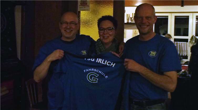 Stolz präsentieren die Verantwortlichen der Irlicher E-Jugend die neuen Trainingsanzüge: v.l.n.r Andreas Eidt (Co-Trainer), Nicole Metzler (Inhaberin der Fahrschule Grünwald), Oliver Armbrecht (Trainer). privat