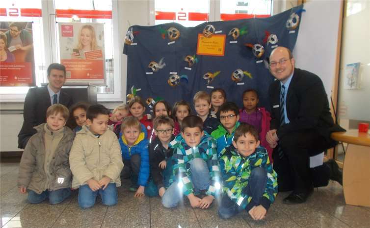 Stolz präsentieren die Vorschulkinder der KiTa St. Anna ihre bunten Masken. privat