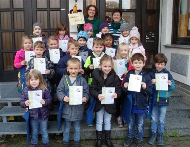 Stolz präsentieren die Vorschulkinder der Kita St. Mauritius ihren „Bibliotheksführerschein“.privat