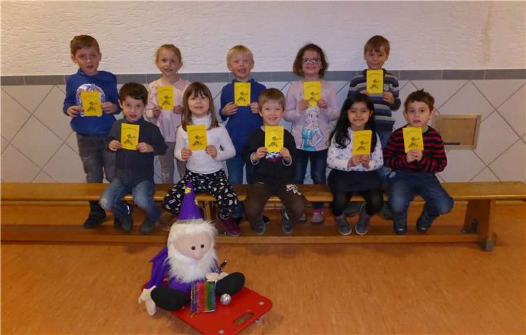 Stolz präsentieren die Vorschulkinder ihre frisch erworbenen Führerscheine.  Privat