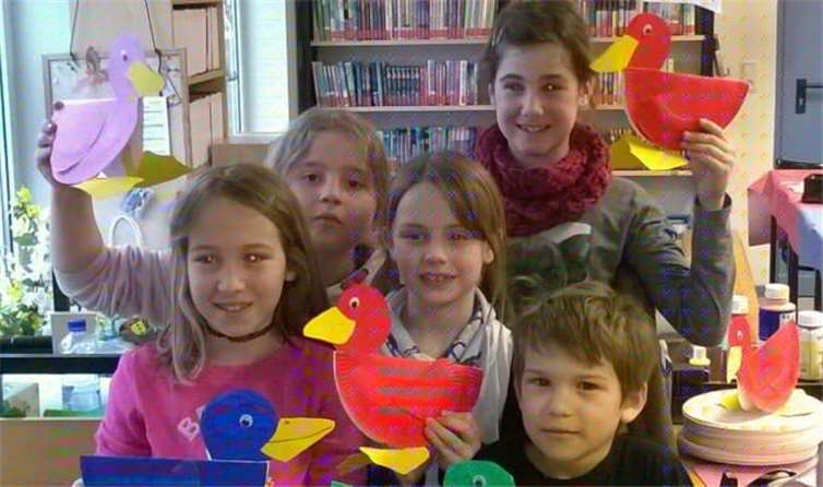 Stolz präsentieren die bastelfreudigen Kinder ihre Werke.Foto: privat