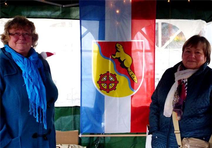 Stolz präsentieren die beiden Akteure des Oberbieberer Mundartstammtisches Gislinde Müller (links) und Christel Flohr die neu gestaltete Dorffahne, die käuflich zu erwerben ist.SHS