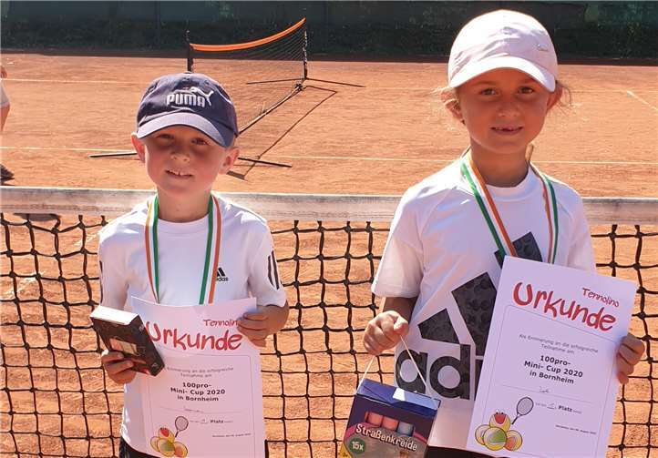 Stolz präsentieren die beiden Nachwuchstalente ihre gewonnen Urkunden. Foto: privat