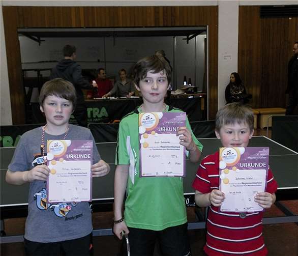 Stolz präsentieren die drei Erstplatzierten ihre Urkunden. privat