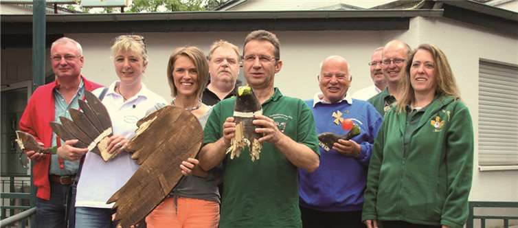 Stolz präsentieren die erfolgreichen Schützen ihre Trophäen. Der Narrenkönig 2014, Michael Kiefer (5.v.l.), zeigt den Rumpf des abgeschossenen Vogels. STEIN