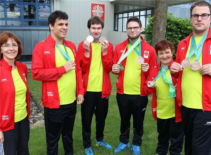 Stolz präsentieren die erfolgreichen Teilnehmer der Caritas-Werkstätten Westerwald-Rhein-Lahn ihre Gold-, Silber- und Bronzemedaillen, die sie bei den Special Olympics errungen haben: (von links) Sportpädagogin und Trainerin Christine Kexel-Niemann, Yannick Saleh, Daniel Sobel, Emanuel Meurer, Franziska Goldmann und Alexander Brast.