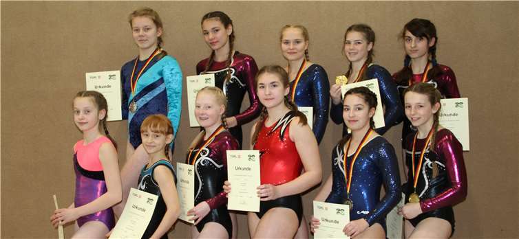 Stolz präsentieren die erfolgreichen Turnerinnen ihre Urkunden (von links): Alica Lamert, Marie Wibberg, Alice Büter, Sina Fuchs, Michelle Schneigelberger, Nika Flato, Darya Novosselov, Anna Thrun, Julia Schneider, Lena Ellinger und Julia Friesenhahn.Monika Fuchs