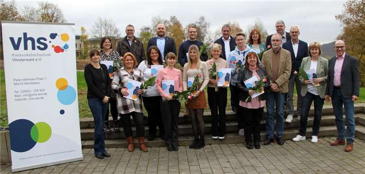 Stolz präsentieren die frisch Zertifizierten ihre Urkunden im Beisein von Landrat Achim Schwickert und den Trägern ihrer Einrichtungen. Foto: Kreisverwaltung / Carolin Faller