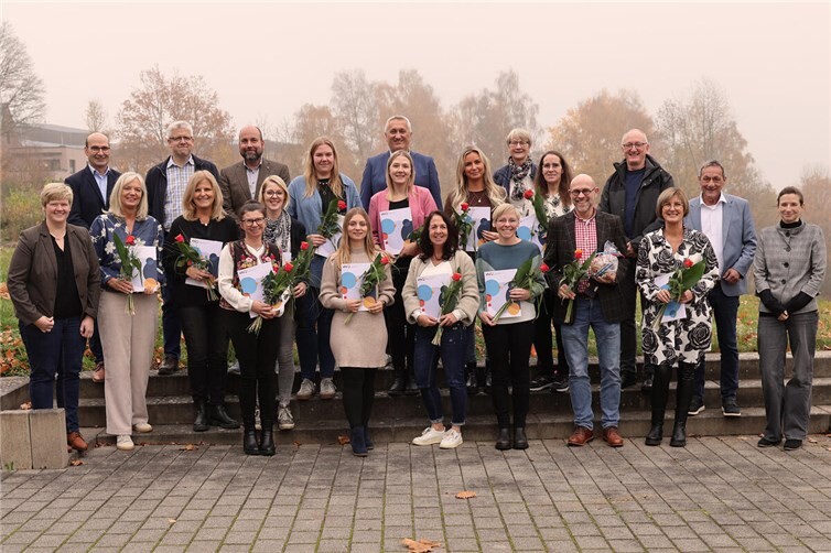 Stolz präsentieren die frisch zertifizierten Kita-Leitungen ihre Urkunden im Beisein von Landrat Achim Schwickert und den Trägern ihrer Einrichtungen. Foto:Kreisverwaltung / Carolin Faller