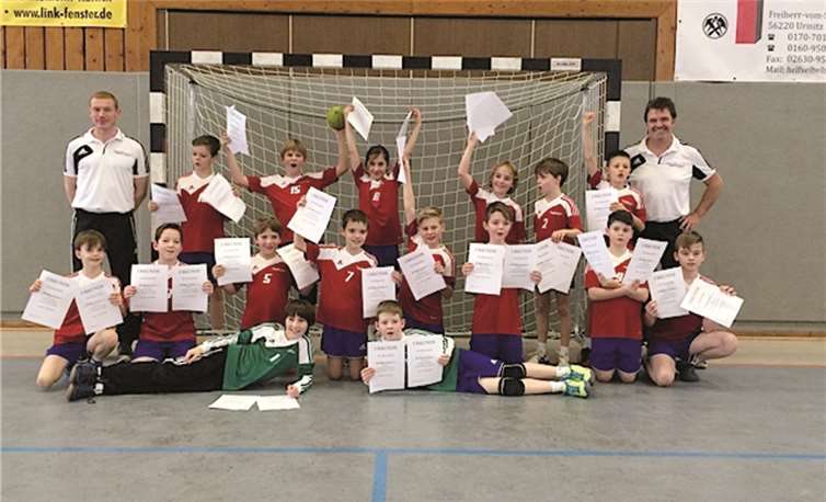 Stolz präsentieren die jungen Handballer aus Urmitz ihre Urkunden. privat