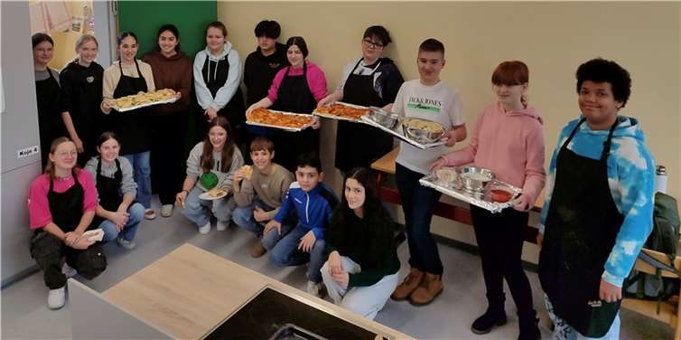 Stolz präsentieren die jungen Köchinnen und Köche der Realschule plus Cochem ihre Gerichte.  Fotos: Tobias Emschermann