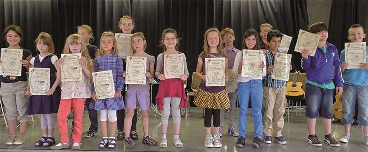 Stolz präsentieren die jungen Künstler ihre Urkunden zum erfolgreichen Kursabschluss. privat