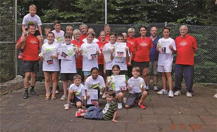 Stolz präsentieren die jungen Sportler ihre Urkunden.privat