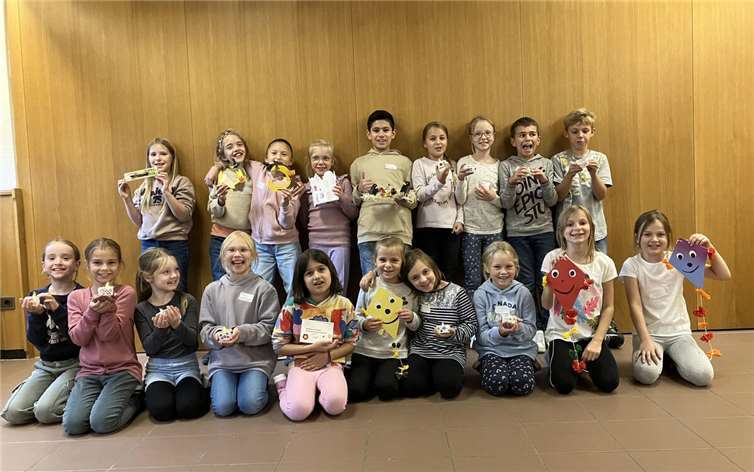 Stolz präsentieren die jungen Teilnehmerinnen und Teilnehmer der kleinen Herbstwerkstatt in Irlich ihre eigenen Bastelerzeugnisse.  Foto: Eva Falkenburg