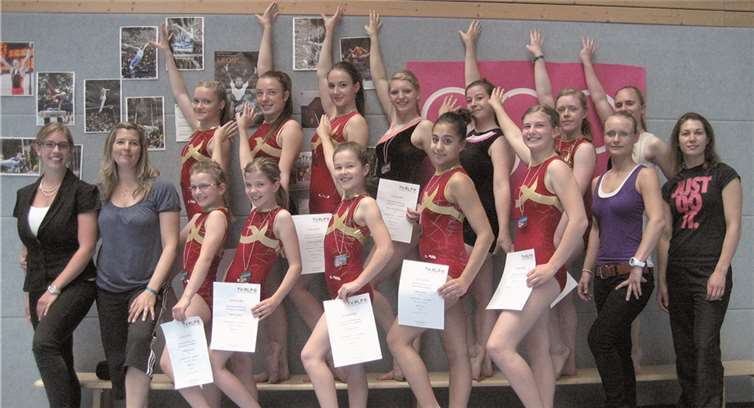 Stolz präsentieren die jungen Turnerinnen ihre Medaillen und Urkunden. privat