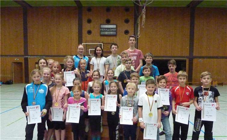 Stolz präsentieren die jungen Turnerinnen und Turner der Turngesellschaft 1888 Polch ihre Urkunden.privat