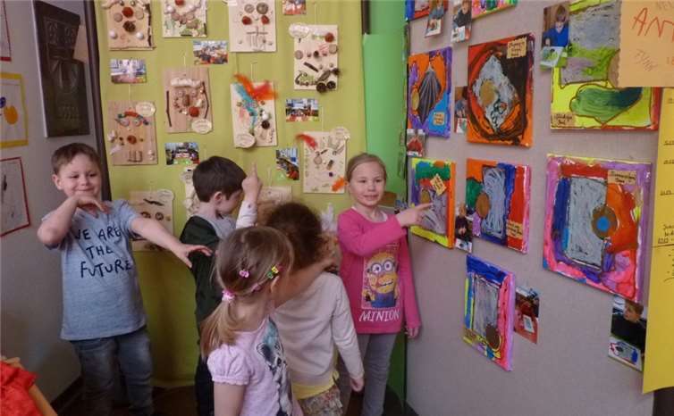 Stolz präsentieren die kleinen Künstler ihre Werke, die in der Kita begutachtet werden können. privat