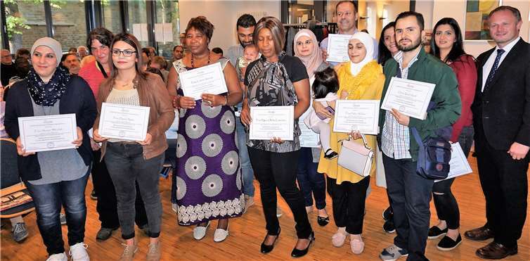 Stolz präsentieren die neuen Konfliktvermittler/innen im Beisein von OB Jan Einig ihre Urkunden.Fotos: FF