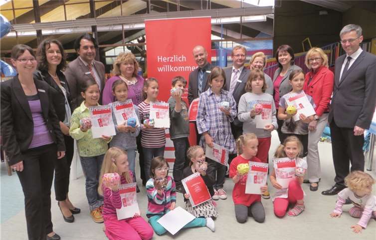 Stolz präsentieren die prämierten jungen Künstler ihr Sparschwein und die Siegerurkunde.  MKA