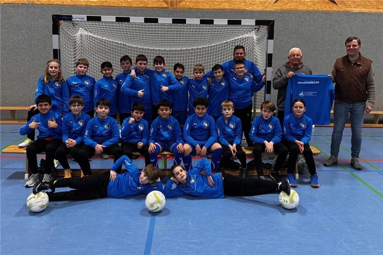 Stolz präsentieren die u11-Kicker ihre neuen Anzüge. Foto: JSG BaWa
