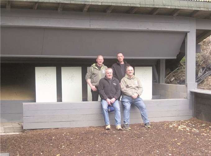 Stolz präsentieren einige der vielen Helfer den „neuen“ Kurzwaffen-Stand.privat