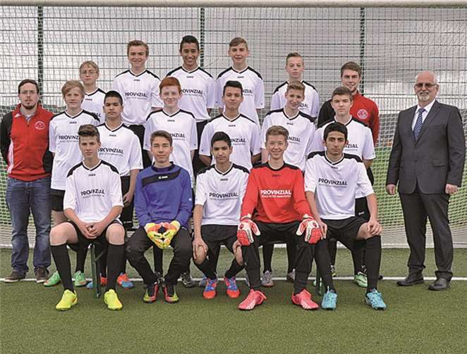 Stolz präsentieren sich die C-Junioren in den neuen Trikots.privat