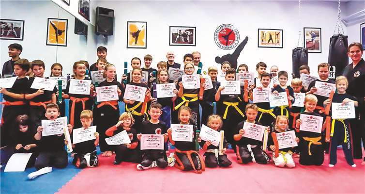 Stolz präsentieren sich die Kids mit ihren Urkunden. Foto: privat