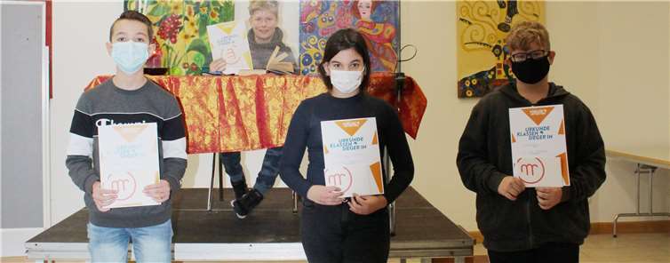 Stolz präsentieren sich die Klassensieger des diesjährigen Lesewettbewerbs der sechsten Klassen. Hinter der Schutzwand am Vorlesepult strahlt Sieger Jonah Moritz.Foto: Realschule plus und FOS Kobern- Gondorf