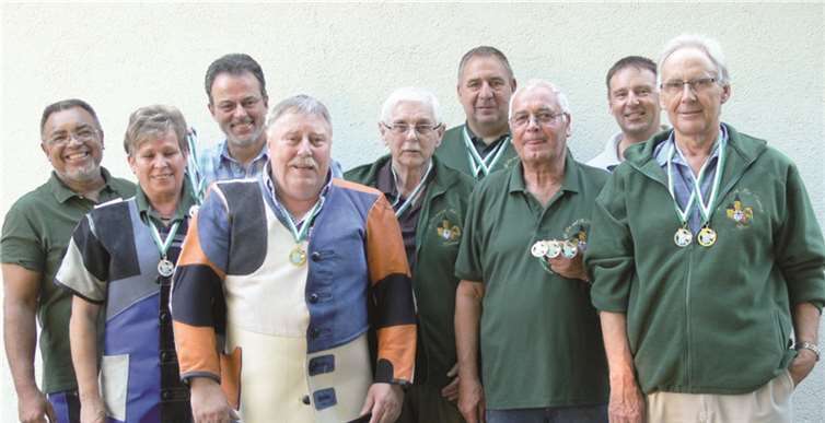 Stolz präsentieren sich die Rheinbacher Schützen mit ihren Medaillen. privat