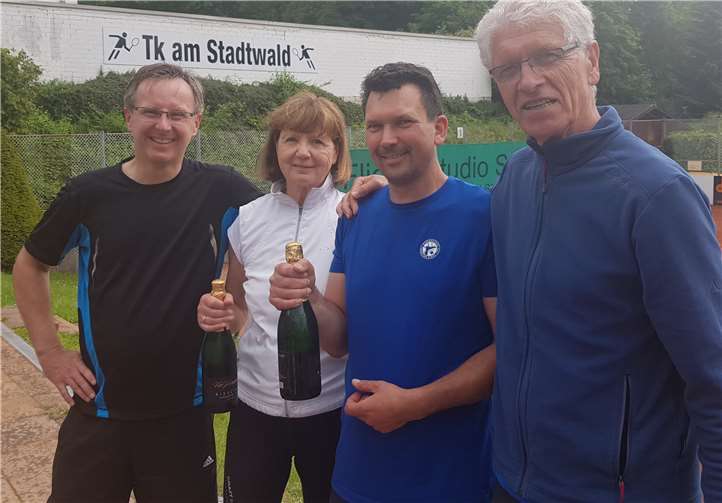 Stolz präsentieren sich die Sieger des Mixed Turniers.Foto: privat