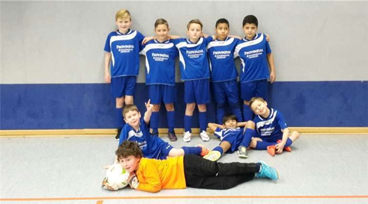 Stolz präsentieren sich die jungen Fußballer beim KSK-Hallencup.  Privat