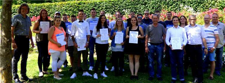 Stolz präsentieren sie die Briefe ihrer Berufsreife: die Jungmaler/innen nach ihrer Freisprechungsfeier im Berufsbildungswerk Heimbach-Weis. Bildmitte der Prüfungsbeste Tobias Werner, flankiert von Obermeister Becker (l. neben ihm) und dem Prüfungsausschuß-Vorsitzenden Pies. Hans Hartenfels