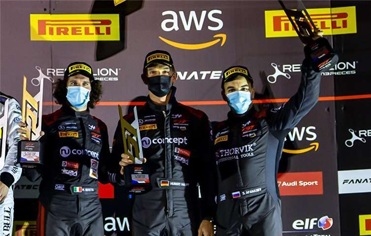 Stolz präsentieren sie die Trophäen. Foto: SRO/Brecht Decancq Photography