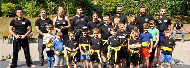 Stolz präsentieren sie ihre neuen Gürtel. Fotos: privat