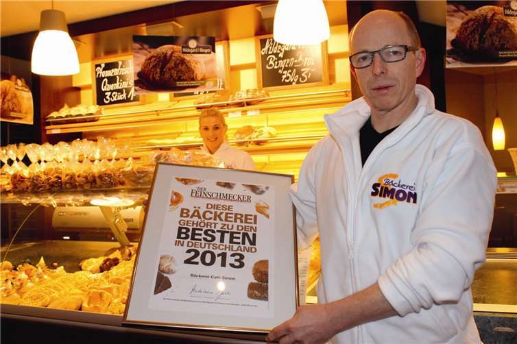 Stolz präsentiert Bäcker Thomas Simon die Urkunde des renommierten Gourmet-Magazins „Feinschmecker“..rere