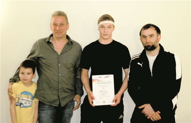 Stolz präsentiert Daniel Surikow seine Urkunde. privat