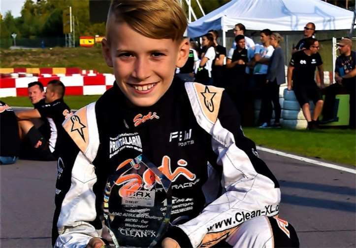 Stolz präsentiert Enrico seine Trophäe.