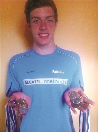 Stolz präsentiert Fabian Landen seine sieben Medaillen.P.F.