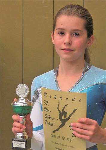 Stolz präsentiert Hannah Siegerpokal und Urkunde.privat