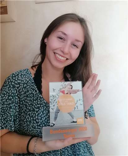 Stolz präsentiert Joana Bungert ihre Auszeichnung. Foto: privat