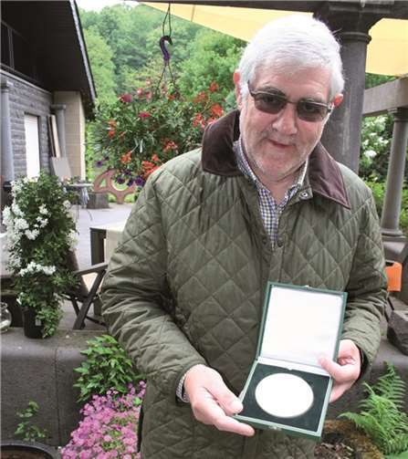 Stolz präsentiert Johannes Netz die Wirtschaftsmedaille des Landes Rheinland-Pfalz. -TER-