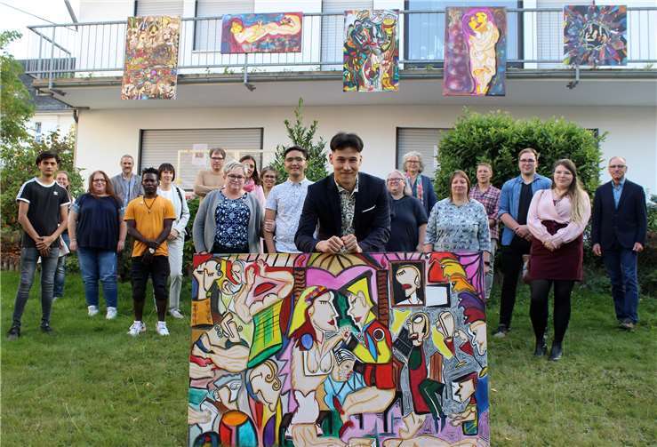 Stolz präsentiert Mahdi Amiri eines seiner vielen Werke. Im Beisein einiger Gäste aus seinem direkten Umfeld feierte der 17-Jährige die Vernissage seiner ersten eigenen Ausstellung im Garten des Caritas-Zentrums in Montabaur. Zu den Lieblingskünstlern des jungen Afghanen gehört Pablo Picasso. Foto: privat