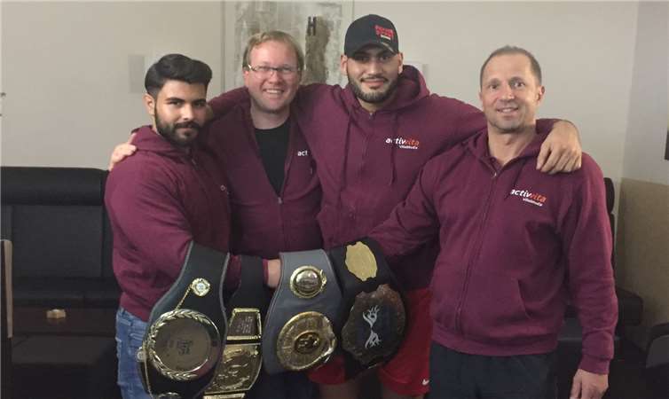 Stolz präsentiert „Mo“ seine Trophäen. privat