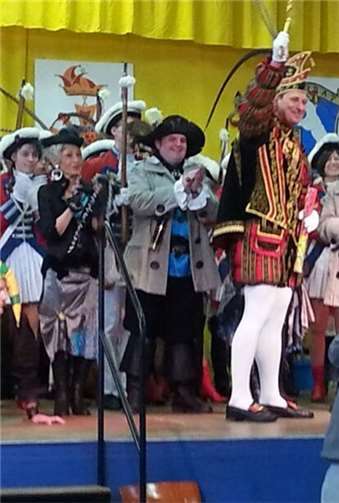 Stolz präsentiert Prinz Arno den erbeuteten Schlüssel.