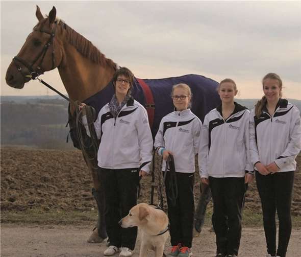 Stolz präsentiert RVK-Trainerin Andrea Adam (li.) mit Pferd „Dobby“ die drei Nachwuchsathleten des Vereins, Sari Blum, Vivien Vankann und Nikola Becker. privat