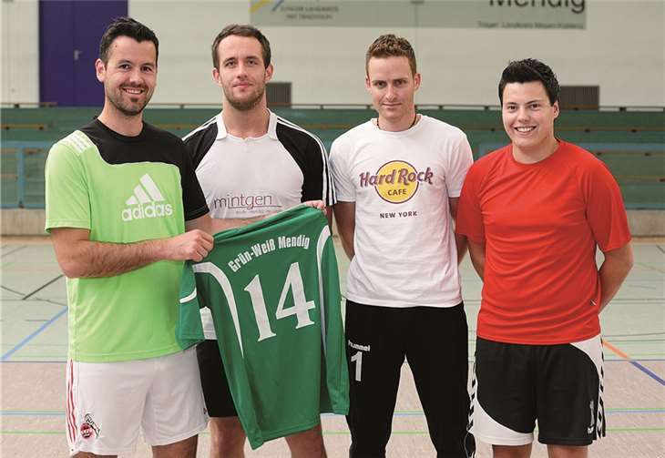 Stolz präsentiert Spielertrainer Thomas Schlich (li) drei seiner vier Neuzugänge mit dem traditionellen grünen Mendig-Trikot. Christian Weiß