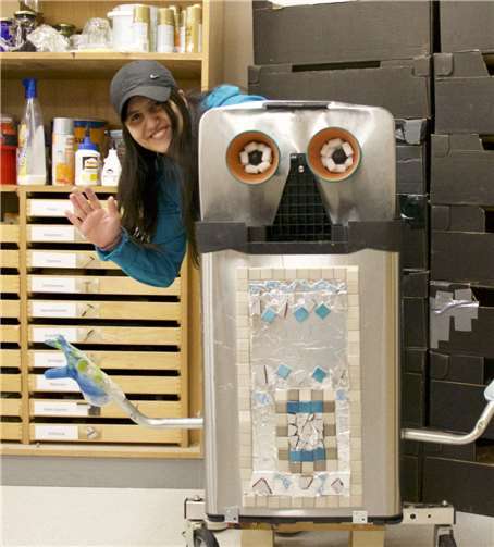 Stolz präsentiert Susan aus Afghanistan ihr Kunstwerk. Foto: Stadt Meckenheim