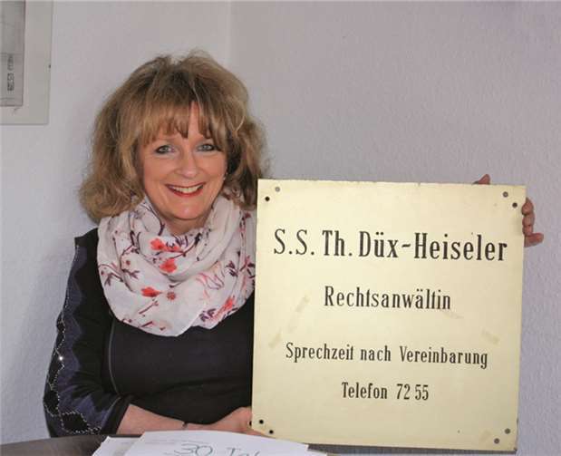 Stolz präsentiert Sylvia Düx-Heiseler ihr Kanzleischild aus Dierdorfer Zeiten.privat
