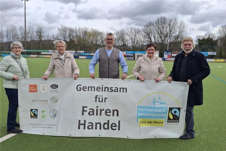 Stolz präsentiert VfB-Vorsitzender Mirco Schopp (dritter von rechts) das neue Banner, das im Beisein des Vorstandes von Eine-Welt Linz im Kaiserbergstadion befestigt wurde. Von rechts: Peter Gillrath, Vorsitzender Eine-Welt Linz, sowie die Vorstandsmitglieder von Eine-Welt Linz Annette Förster, Britta Tokarz und Gisela Bach. 